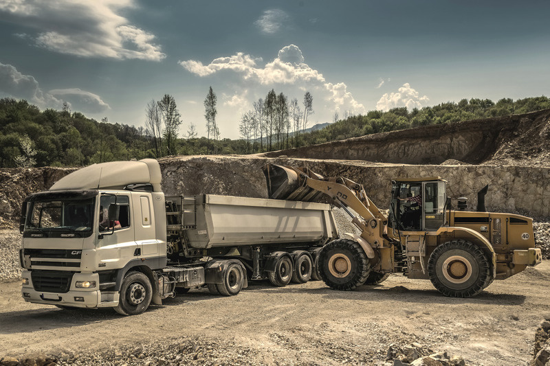 Bulk commodity haulage truck